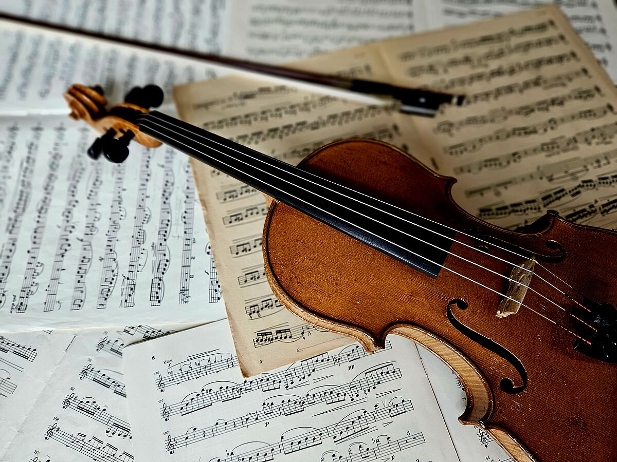 Notenpapier mit Geige